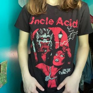 metal/rock band shirt uncle acid and the deadbeats